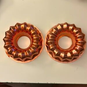 4 inch mini Bundt cake pans, price is for both. GUC, no scratches or dents